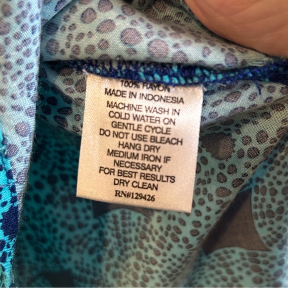 Escapada Teal and Navy Geometric Top Size Medium - Picture 8 of 10